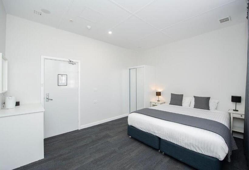 Отель The Parade