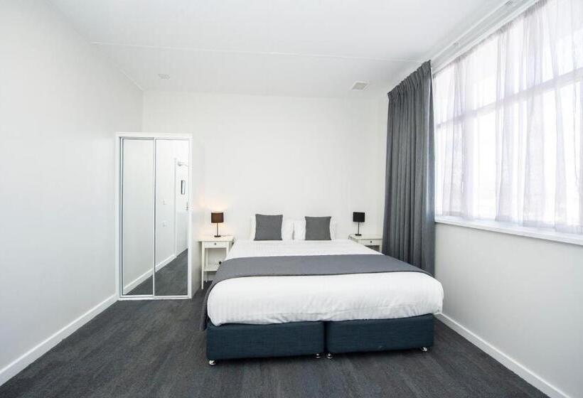 Отель The Parade