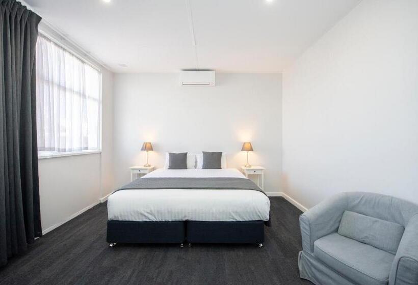 Отель The Parade