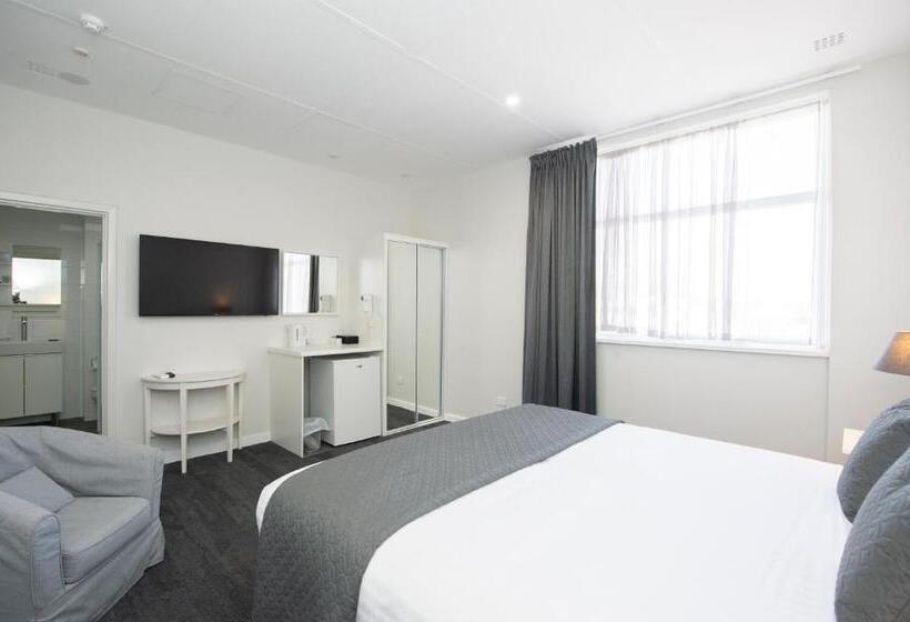 Отель The Parade