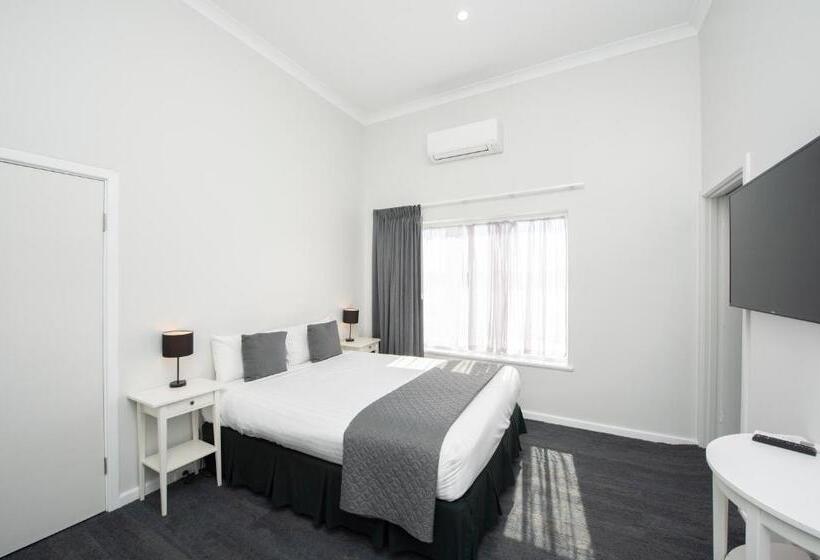 Отель The Parade