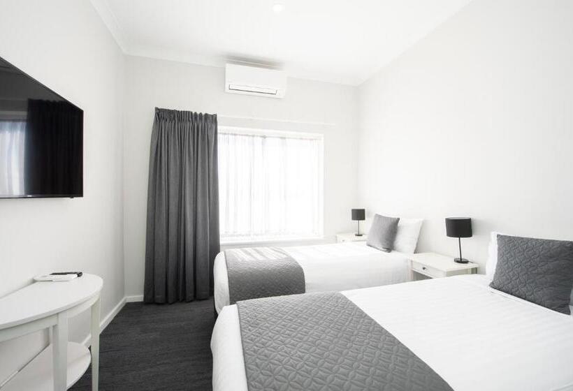 Отель The Parade