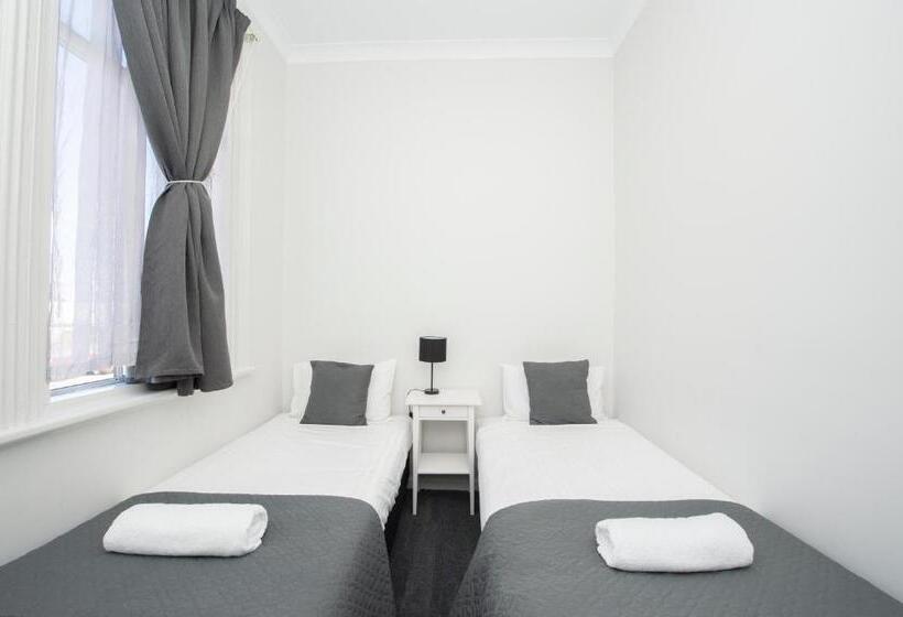 Отель The Parade