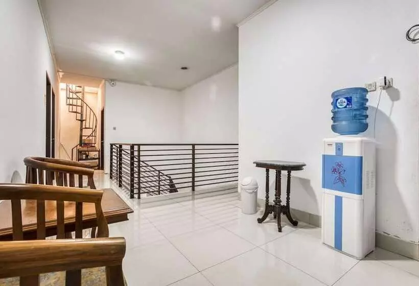 ペンション Reddoorz Near Tomang 2