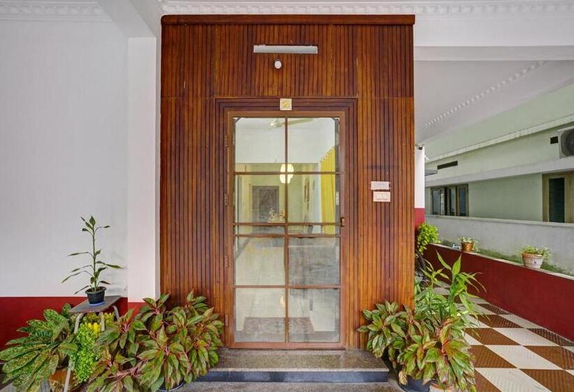 ホテル Oyo Flagship 37789 Cozy Stay Near Palarivattom Metro Station