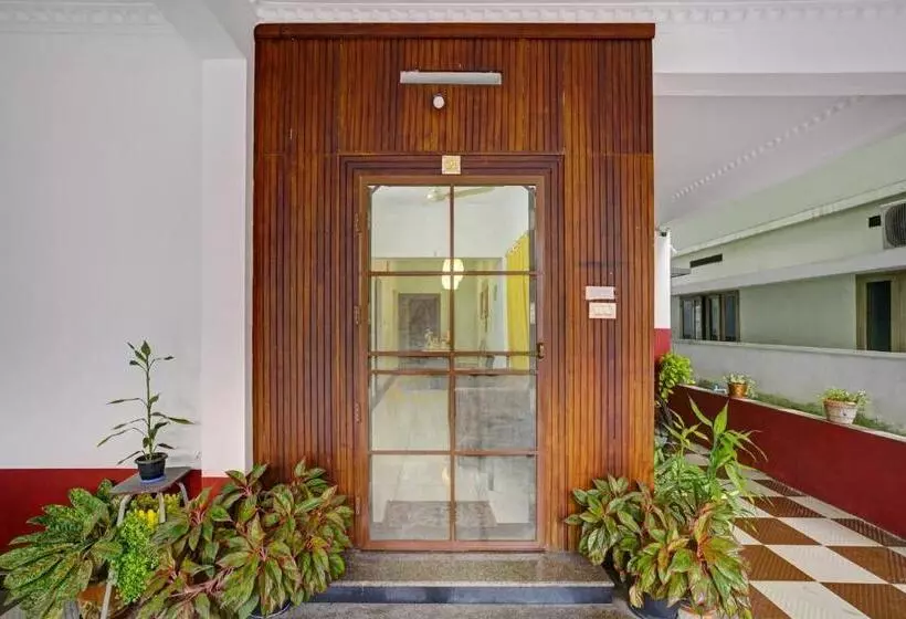 ホテル Oyo Flagship 37789 Cozy Stay Near Palarivattom Metro Station
