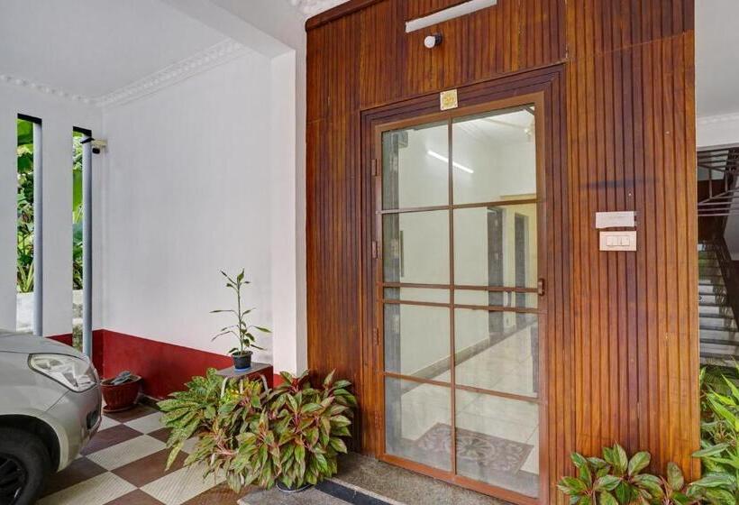 ホテル Oyo Flagship 37789 Cozy Stay Near Palarivattom Metro Station