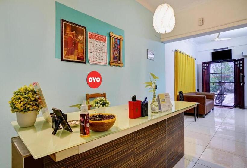 ホテル Oyo Flagship 37789 Cozy Stay Near Palarivattom Metro Station