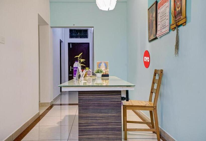 ホテル Oyo Flagship 37789 Cozy Stay Near Palarivattom Metro Station