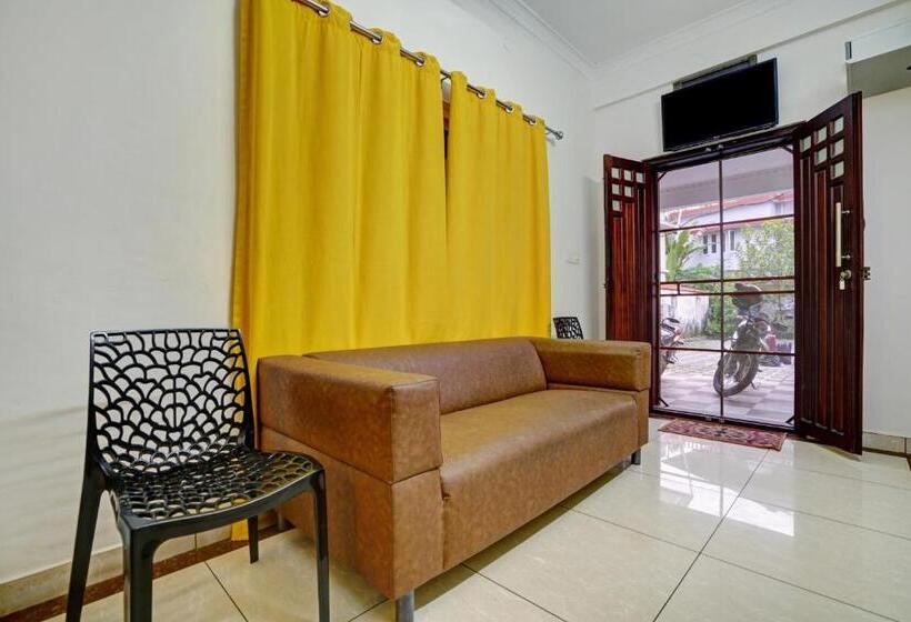 ホテル Oyo Flagship 37789 Cozy Stay Near Palarivattom Metro Station