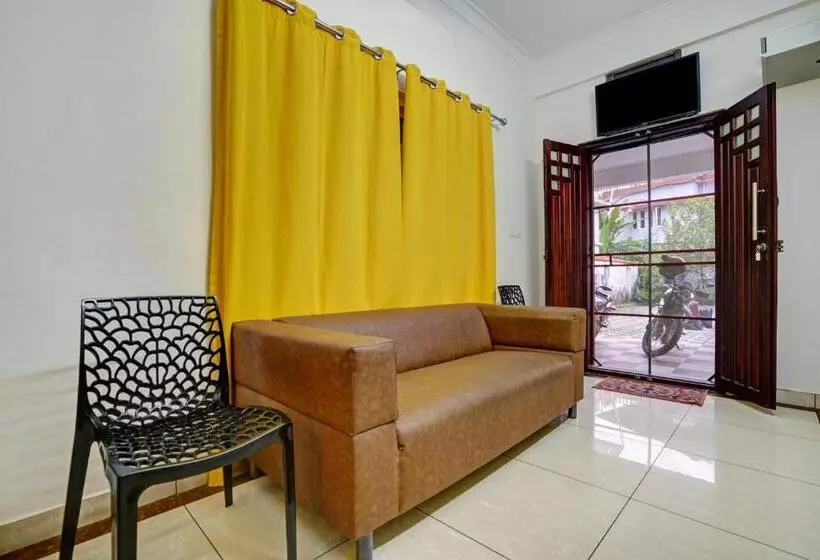ホテル Oyo Flagship 37789 Cozy Stay Near Palarivattom Metro Station