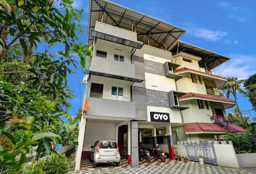 ホテル Oyo Flagship 37789 Cozy Stay Near Palarivattom Metro Station