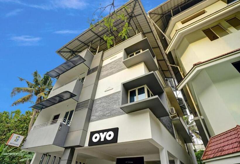 ホテル Oyo Flagship 37789 Cozy Stay Near Palarivattom Metro Station