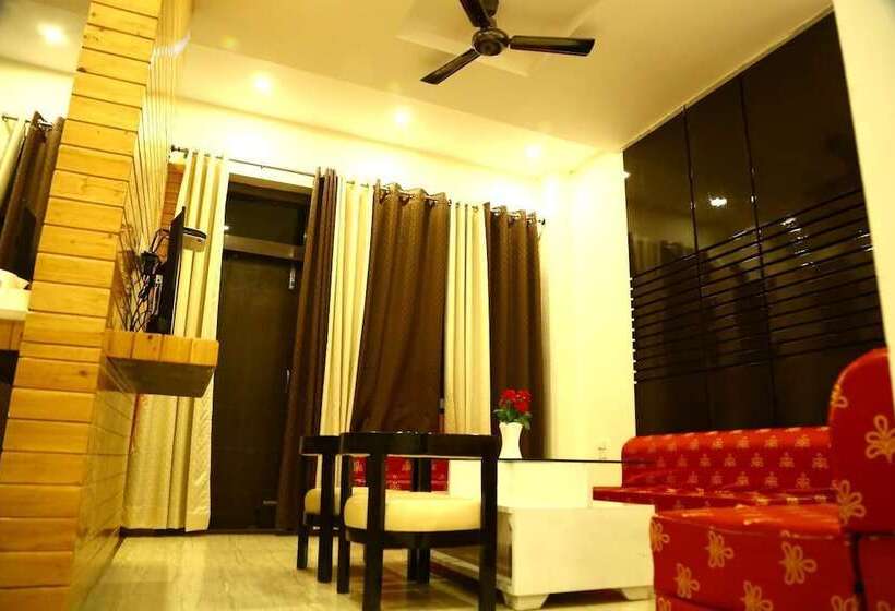 בית מלון כפרי Tavisha Kanatal Hills Chamba