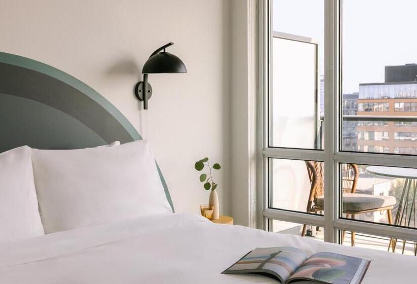 Sonder At The Liberty