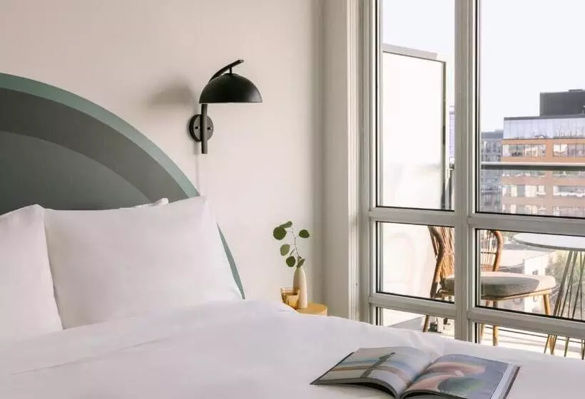 Sonder At The Liberty