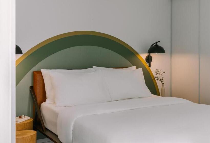 Sonder At The Liberty