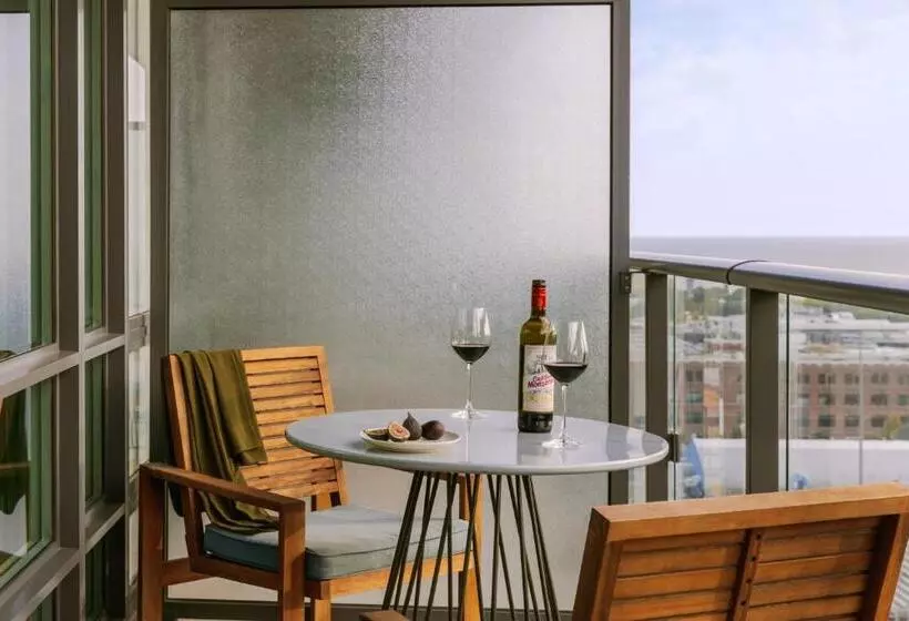 Sonder At The Liberty