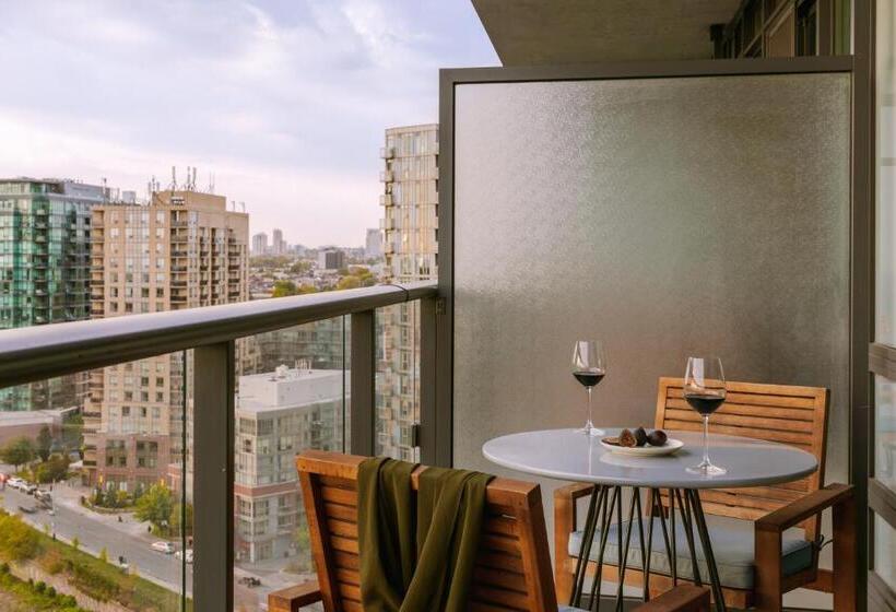 Sonder At The Liberty