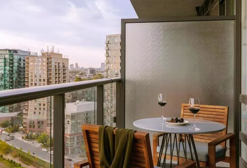 Sonder At The Liberty