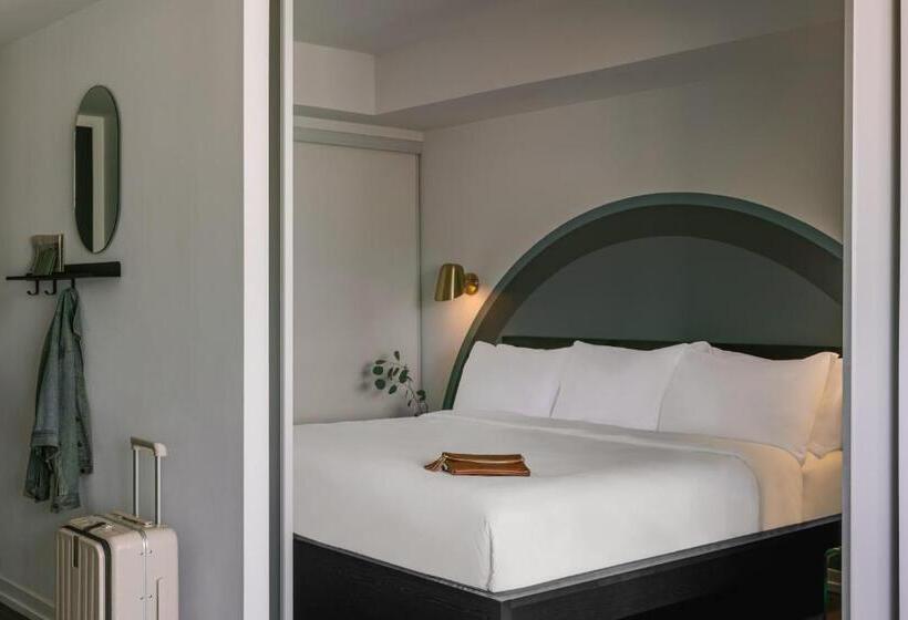 Sonder At The Liberty