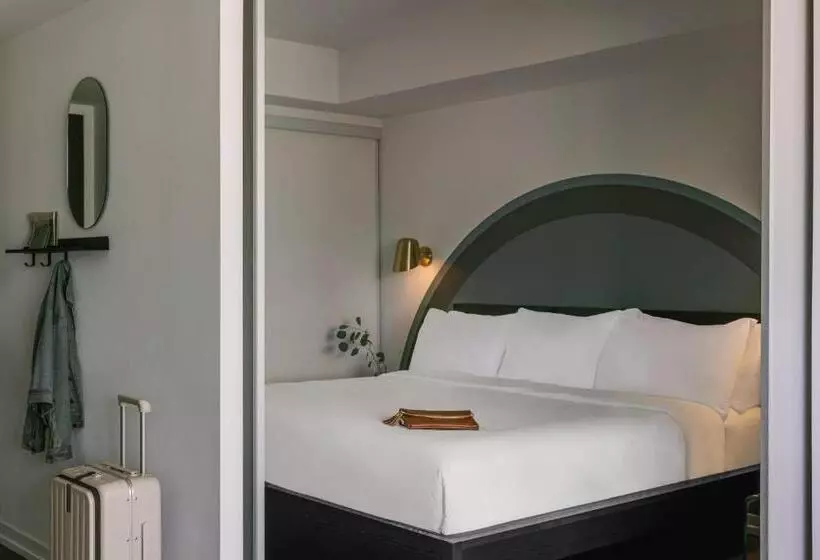 Sonder At The Liberty