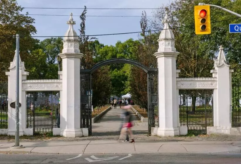 Sonder At The Liberty