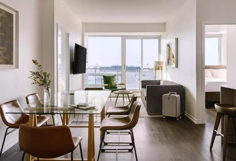 Sonder At The Liberty