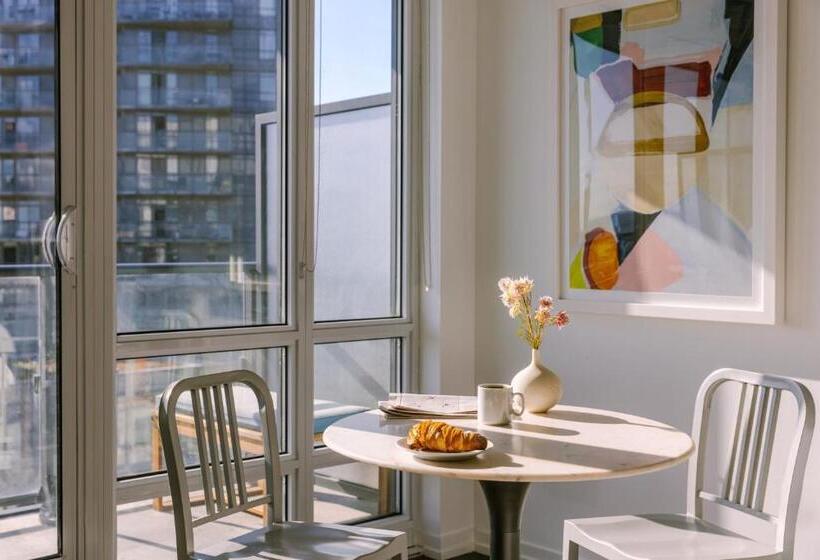 Sonder At The Liberty