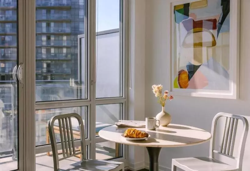 Sonder At The Liberty