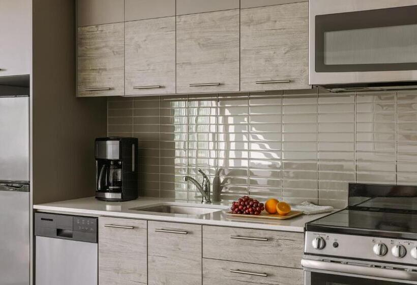 Sonder At The Liberty