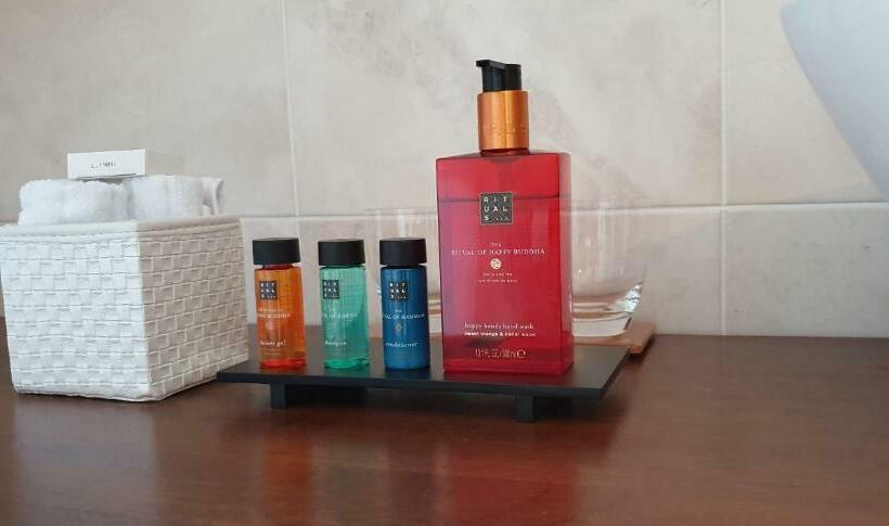 مبيت وإفطار The Orange Fox Lux Room And Hot Tub At The Grumpy Schnauzer Guest House