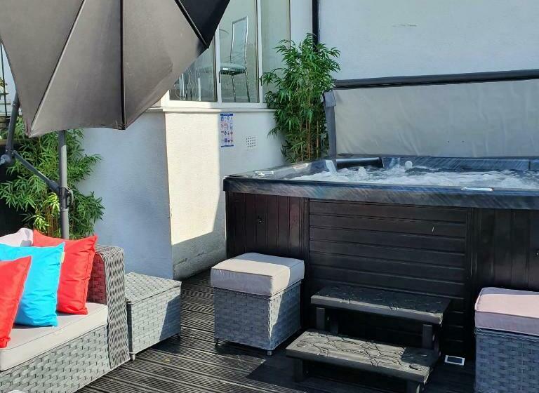 مبيت وإفطار The Orange Fox Lux Room And Hot Tub At The Grumpy Schnauzer Guest House