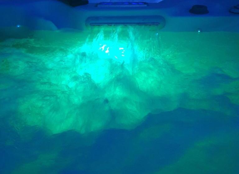 مبيت وإفطار The Orange Fox Lux Room And Hot Tub At The Grumpy Schnauzer Guest House