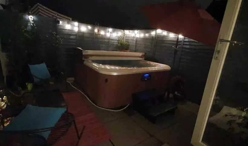 Aamiaismajoitus (B&B) The Orange Fox Lux Room And Hot Tub At The Grumpy Schnauzer Guest House