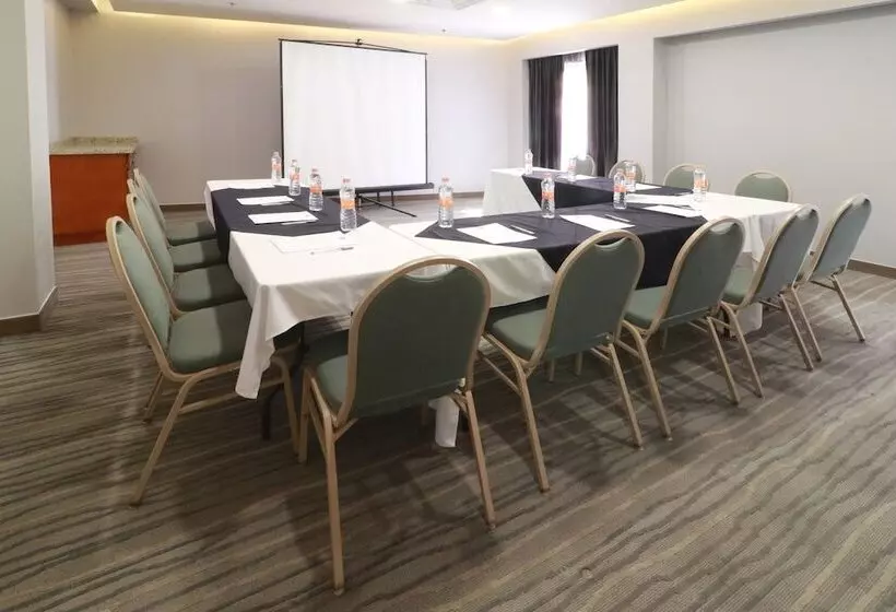 هتل Hampton By Hilton Chihuahua