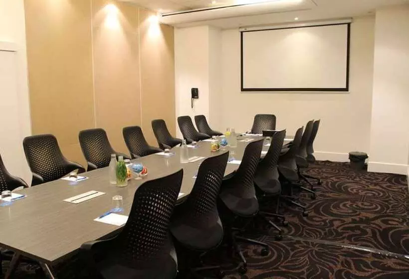 Отель Mantra On Russell