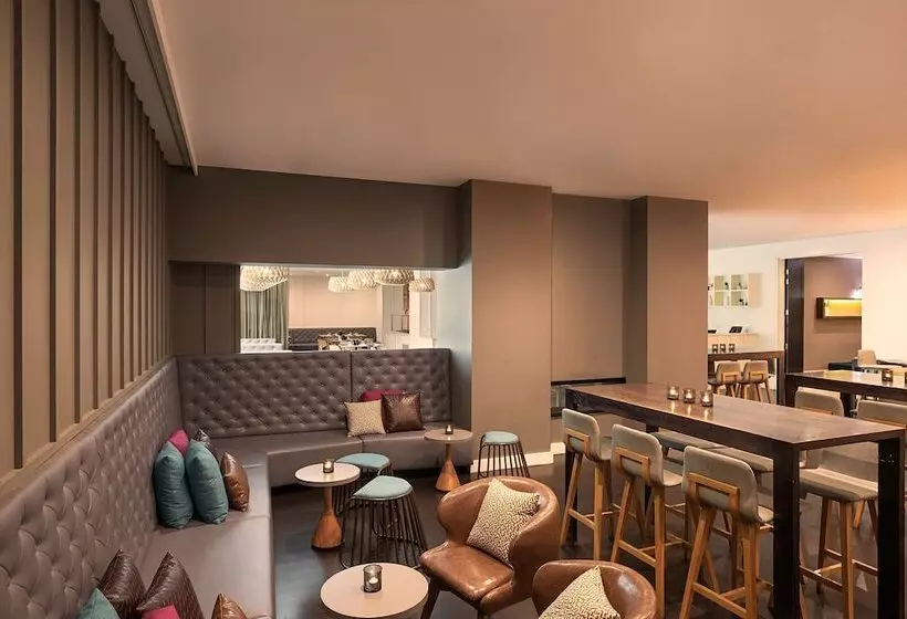 Отель Mantra On Russell