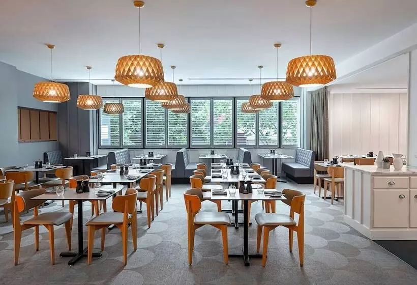 Отель Mantra On Russell