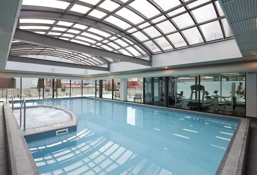 Отель Mantra On Russell