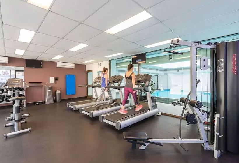 Отель Mantra On Russell