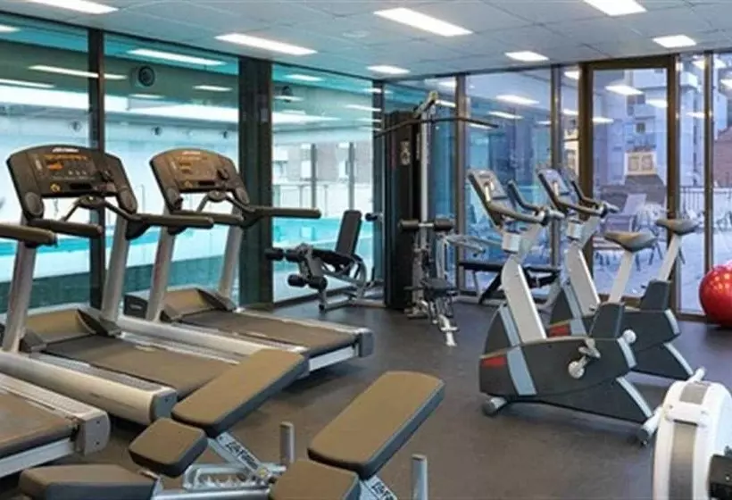 Отель Mantra On Russell