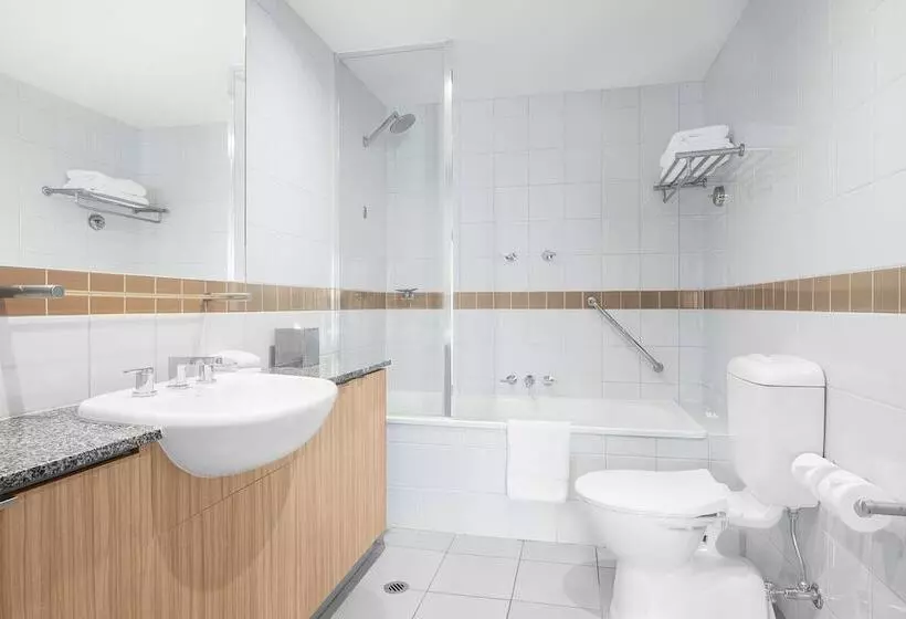 Отель Mantra On Russell