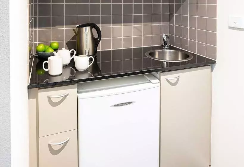 Отель Mantra On Russell