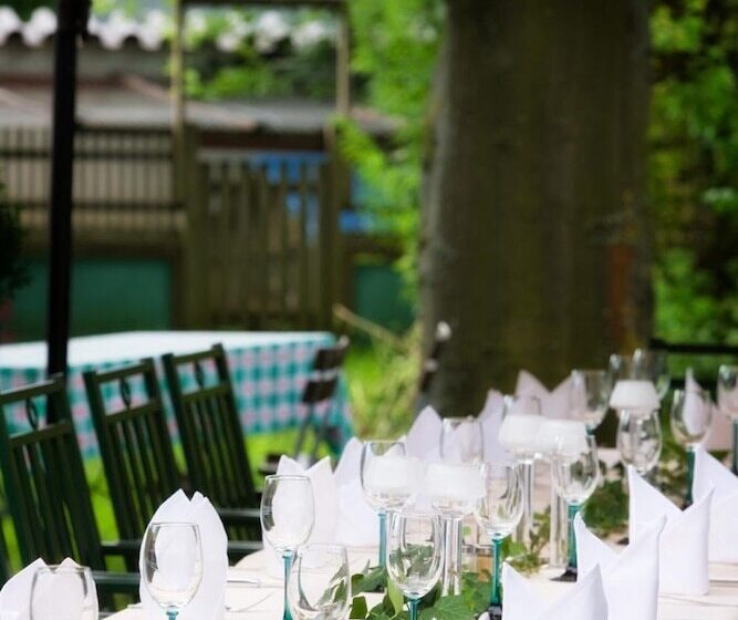 Отель Und Restaurant Landshuter Hof