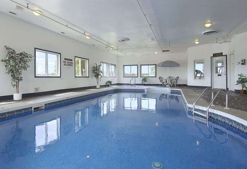 مُتل Super 8 By Wyndham Swift Current