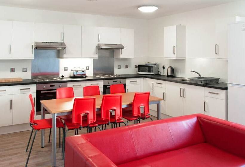 فندق Petros Court