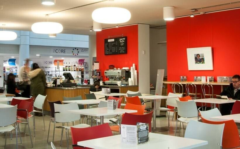 فندق Petros Court