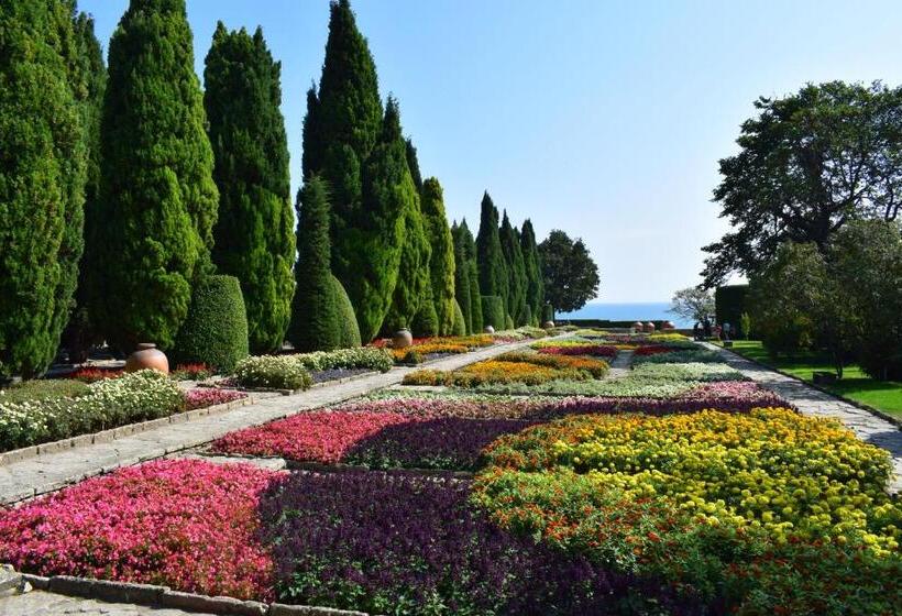 Ahilea Hotel   Free Pool Access