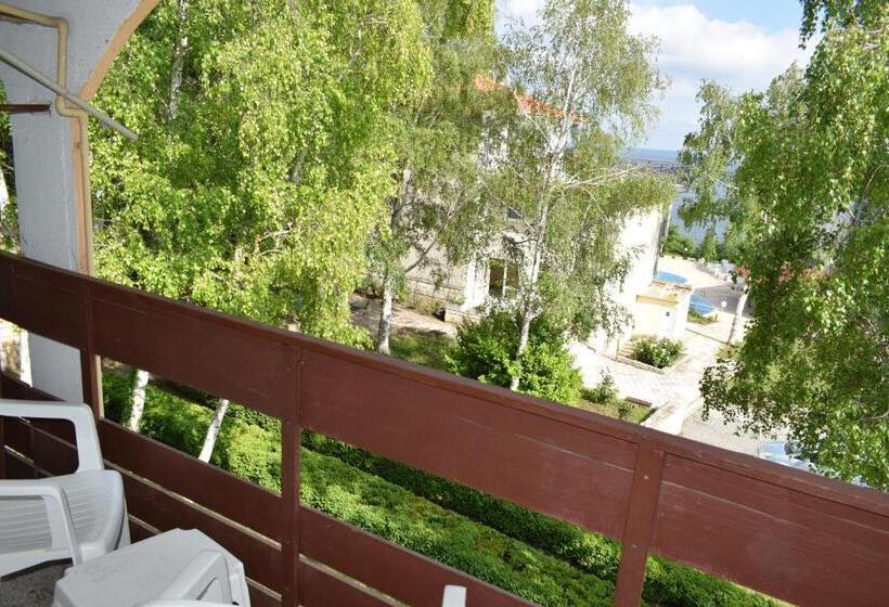 Ahilea Hotel   Free Pool Access